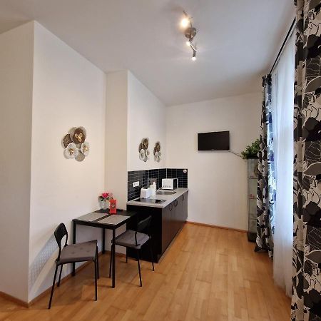 Reznicka Apartments Прага Экстерьер фото