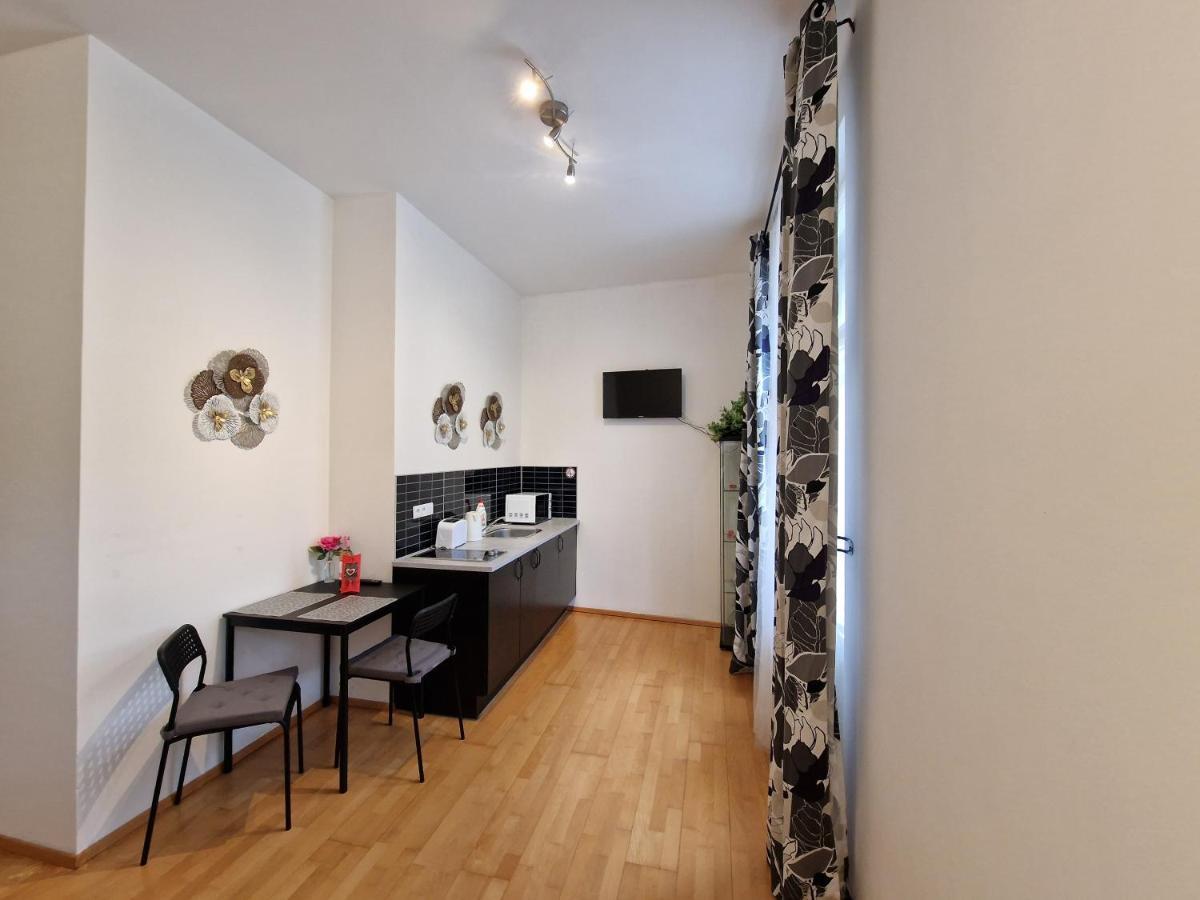 Reznicka Apartments Прага Экстерьер фото